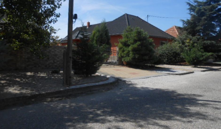 Dražba 1/2 rodinného domu spolu s pozemkami v obci Okoličná na Ostrove Dražba 1/2 rodinného domu spolu s pozemkami v obci Okoličná na Ostrove