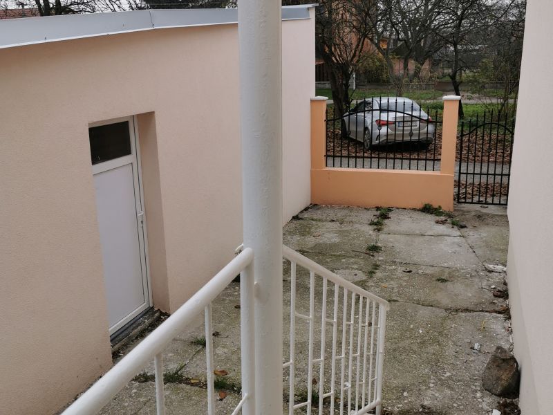 Predaj rodinného domu s garážou a pozemkami v obci Komárno, kat. územie Nová Stráž