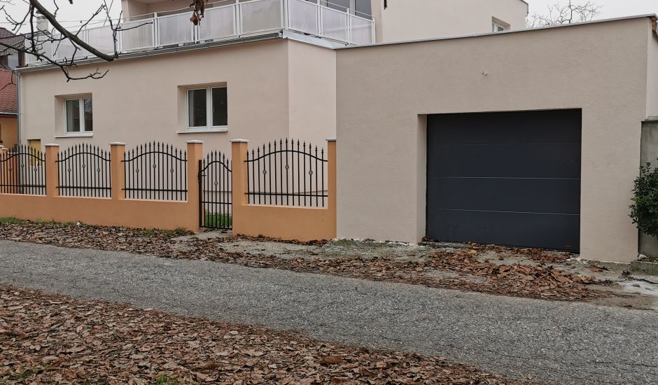Predaj rodinného domu s garážou a pozemkami v obci Komárno, kat. územie Nová Stráž Predaj rodinného domu s garážou a pozemkami v obci Komárno, kat. územie Nová Stráž