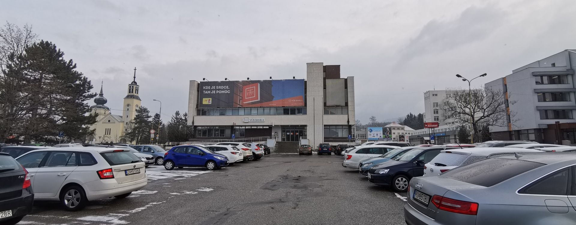 Administratívna budova v centre Považskej Bystrice.