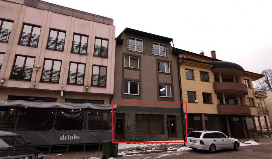 Obchodné priestory na prízemí v centre Ružomberka. Obchodné priestory na prízemí v centre Ružomberka.
