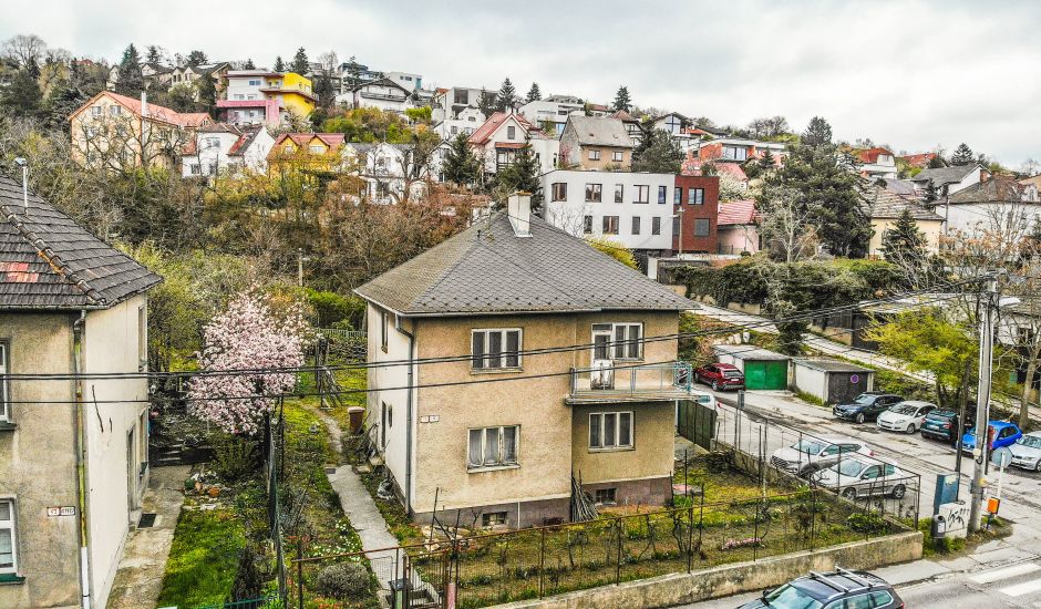 Dvojpodlažná budova pod Kamzíkom v Bratislave. Dvojpodlažná budova pod Kamzíkom v Bratislave.