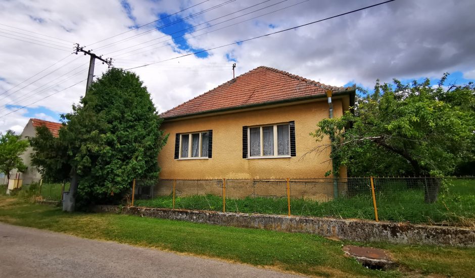 3-izbový rodinný dom s pozemkom 1 144 m2 v Lužanoch okres Topoľčany 3-izbový rodinný dom s pozemkom 1 144 m2 v Lužanoch okres Topoľčany