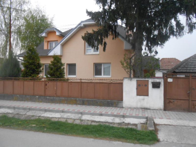 Dražba dvoch bytov v rodinnom dome, Trnovec nad Váhom - len 6 km od Šale