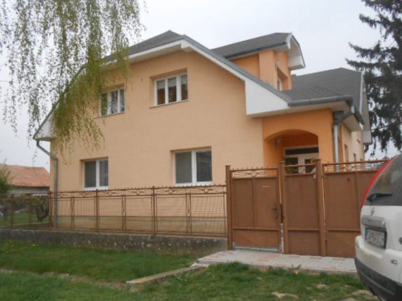 Dražba dvoch bytov v rodinnom dome, Trnovec nad Váhom - len 6 km od Šale