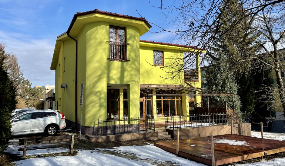 Pripravujeme dražbu budovy s troma bytovými jednotkami a troma nebytovými priestormi v Banskej Bystrici Pripravujeme dražbu budovy s troma bytovými jednotkami a troma nebytovými priestormi v Banskej Bystrici