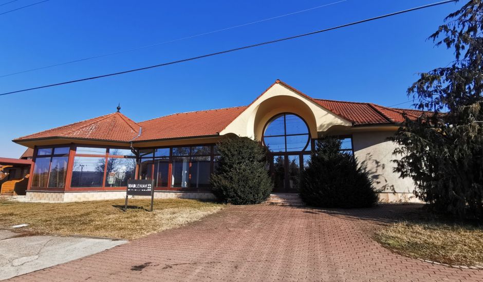 Budova s veľkým pozemkom 9 493 m2 v obci Dulovce Budova s veľkým pozemkom 9 493 m2 v obci Dulovce