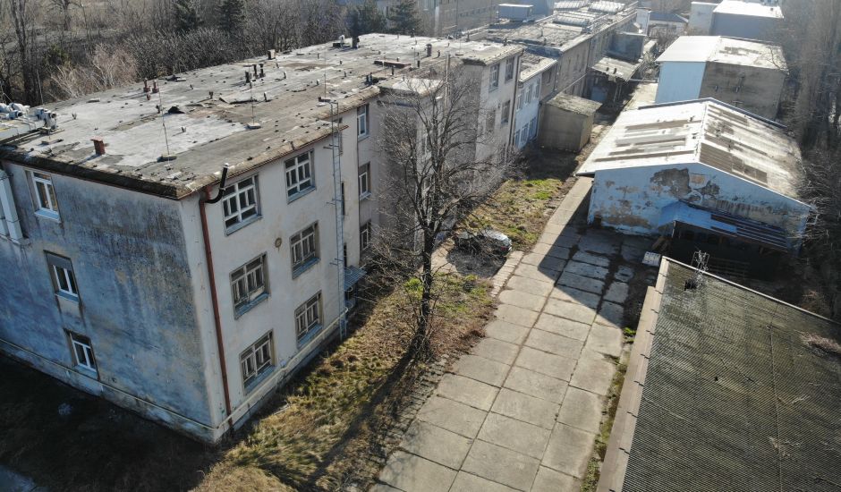 Výrobné objekty v areáli spoločnosti Istrochem. Výrobné objekty v areáli spoločnosti Istrochem.