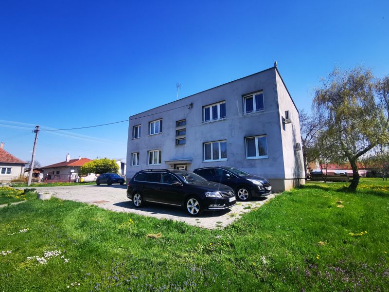 Zrekonštruovaný 2,5 izbový byt Tvrdomestice, 54 m2, 12km od Topoľčian