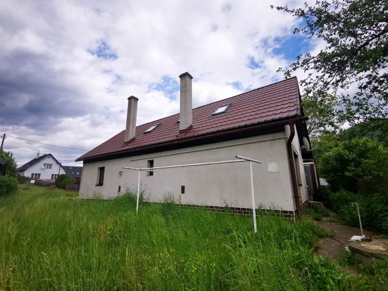 Menší 4-izbový rodinný dom s veľkorysým pozemkom 2 585 m2 v Považskej Bystrici- k.ú. Považská Teplá