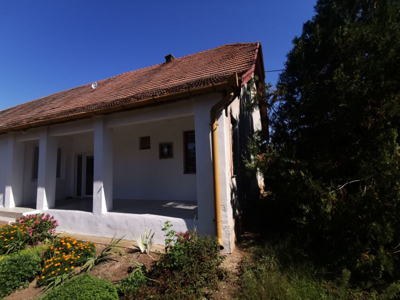 REZERVOVANÉ rodinný dom  - hospodárska usadlosť - v obci Bátorove Kosihy