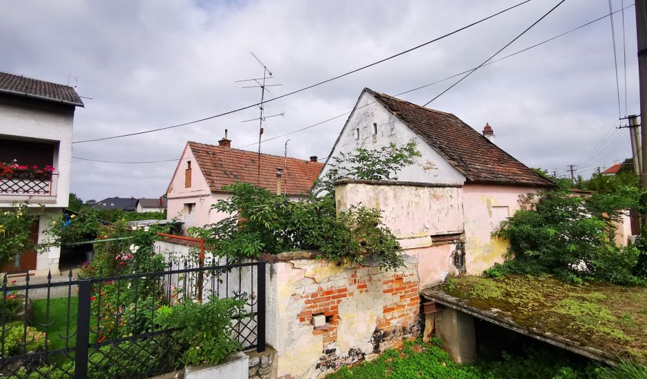 2 rodinné domy alebo stavebný pozemok vo Veľkých Levároch, 539m2