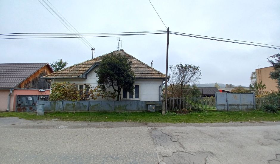 Rodinný dom v obci Plášťovce s garážou 