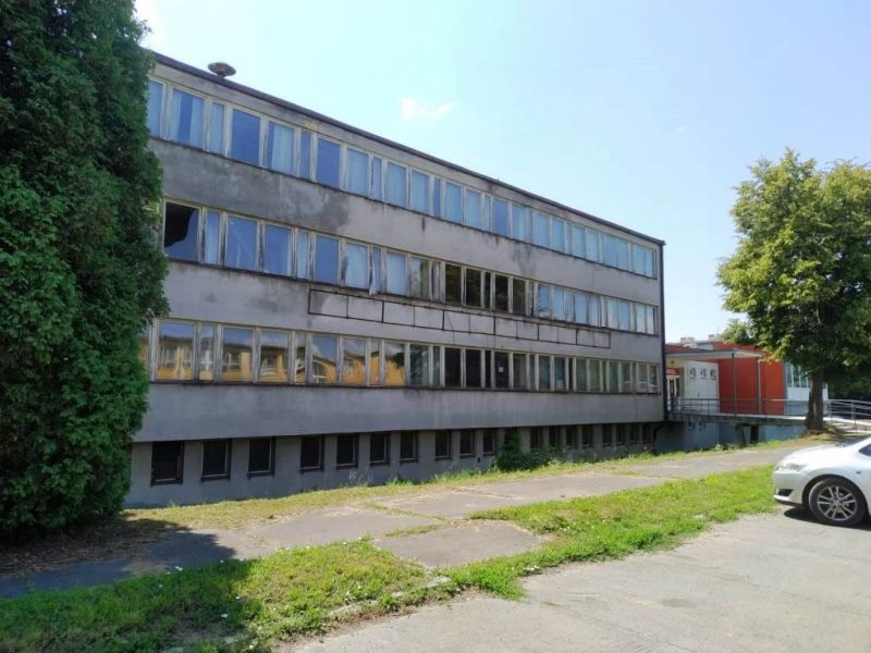 Administratívna budova v priemyselnej časti Lučenca