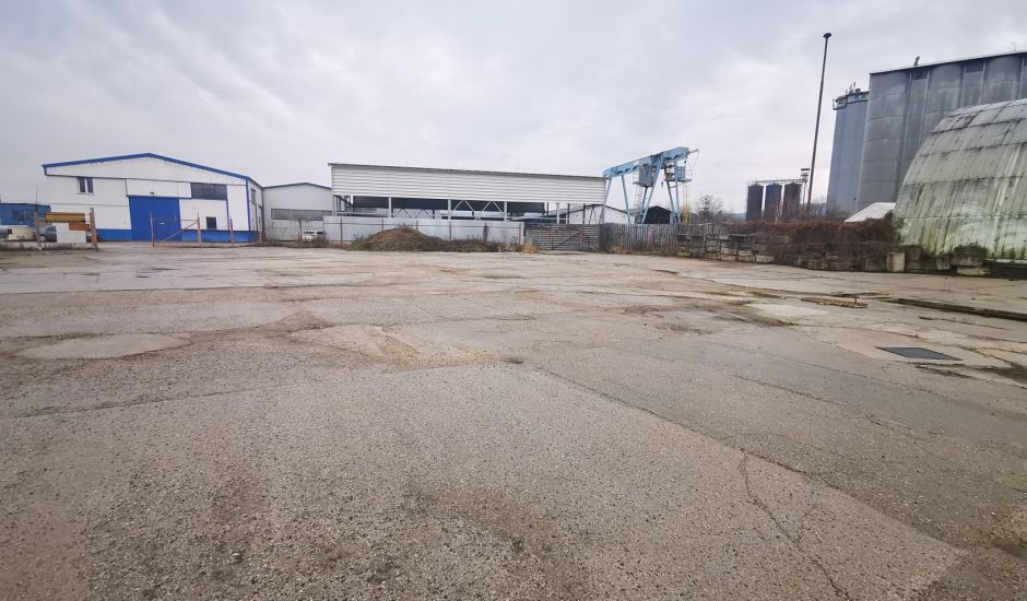 Prenájom plochy na parkovanie/skladovanie v Prievidzi 4 000m2 Prenájom plochy na parkovanie/skladovanie v Prievidzi 4 000m2