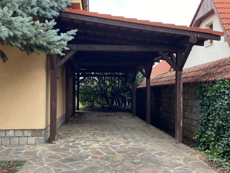 Podpivničený rodinný dom v Ivanke pri Dunaji s krásnym pozemkom 1300 m2.