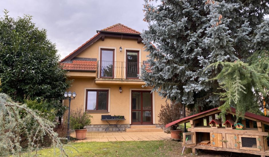 Podpivničený rodinný dom v Ivanke pri Dunaji s krásnym pozemkom 1300 m2.