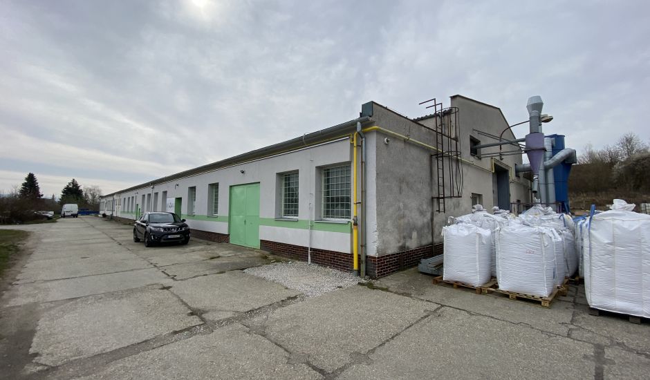 Predaj haly spolu s pozemkom pri Trenčíne Predaj haly spolu s pozemkom pri Trenčíne
