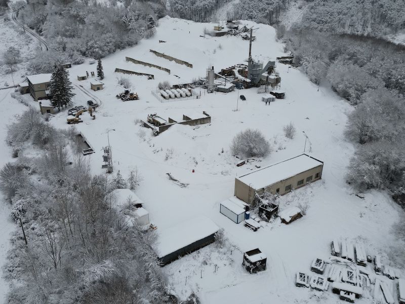 Areál lomu spolu s obaľovacou súpravou a príslušenstvom v Hornej Mičinej