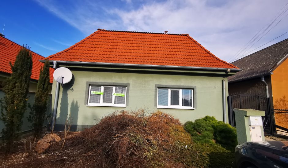Zrekonštruovaný rodinný dom v Ivanke pri Nitre, 3 izby, bazén, studňa 694 m2 Zrekonštruovaný rodinný dom v Ivanke pri Nitre, 3 izby, bazén, studňa 694 m2