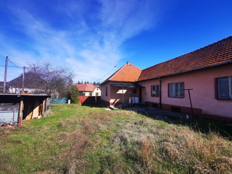 Priestranný rodinný dom Veľké Uherce s pozemkom 1 209 m2