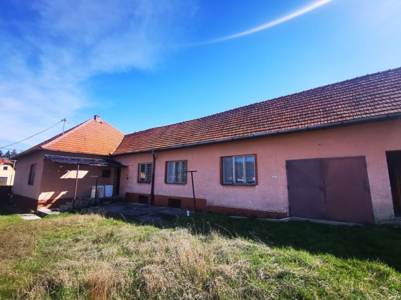 Priestranný rodinný dom Veľké Uherce s pozemkom 1 209 m2