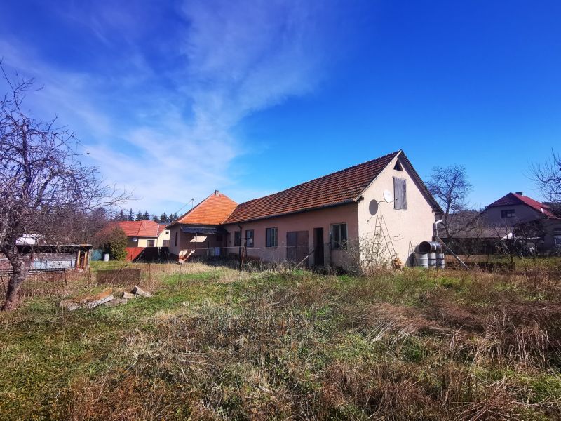 Priestranný rodinný dom Veľké Uherce s pozemkom 1 209 m2