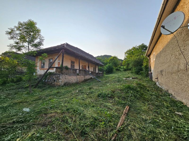 11á pozemok s rozprávkovou chalúpkou v obci Silická Jablonica