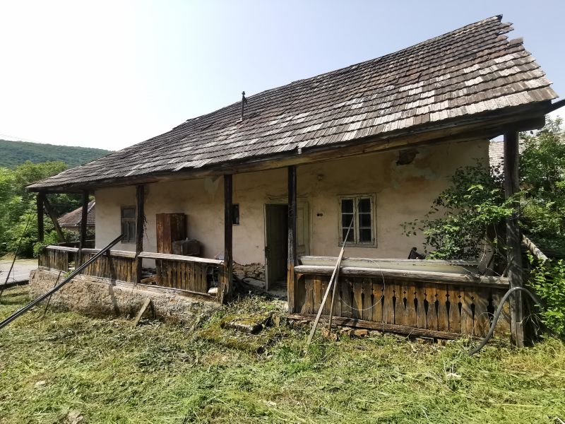 11á pozemok s rozprávkovou chalúpkou v obci Silická Jablonica