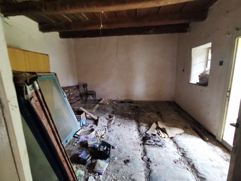 11á pozemok s rozprávkovou chalúpkou v obci Silická Jablonica