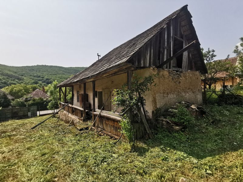 11á pozemok s rozprávkovou chalúpkou v obci Silická Jablonica