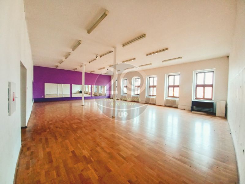 PREDAJ - Budova v centre mesta Lučenec