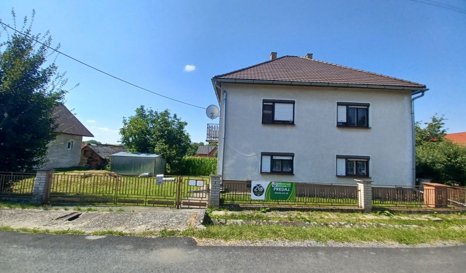 Dvojpodlažný rodinný dom v obci Nenince Dvojpodlažný rodinný dom v obci Nenince
