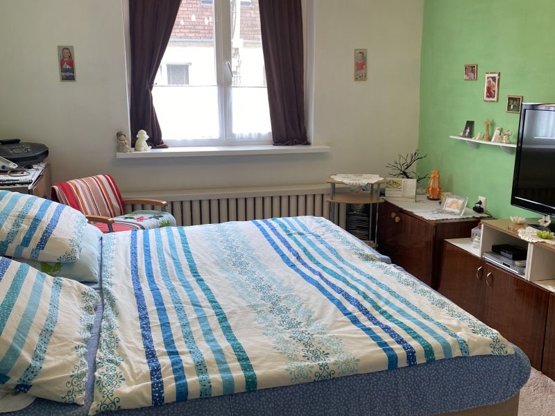 Rodinný dom s veľkým potenciálom a pekným pozemkom 