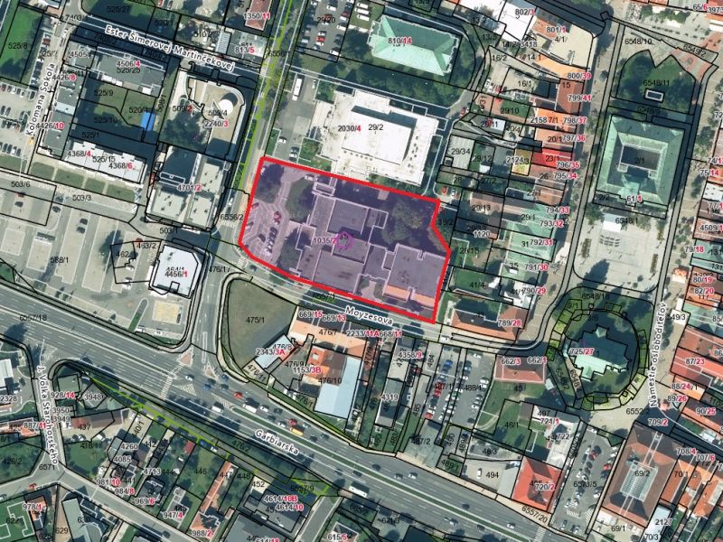 Viacúčelová budova v centre Liptovského Mikuláša 
