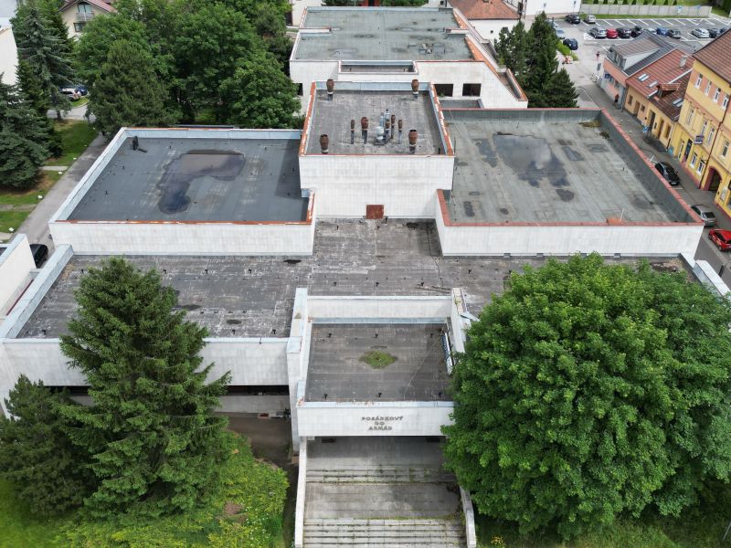 Viacúčelová budova v centre Liptovského Mikuláša 