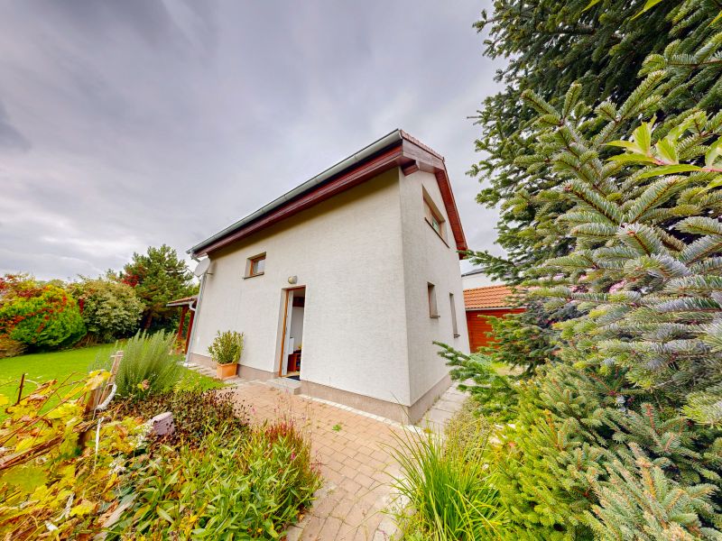 Celoročne obývateľný rekreačný dom pri Vojčianskom jazere (CHKO Dunajské Luhy) 30 min. od Bratislavy