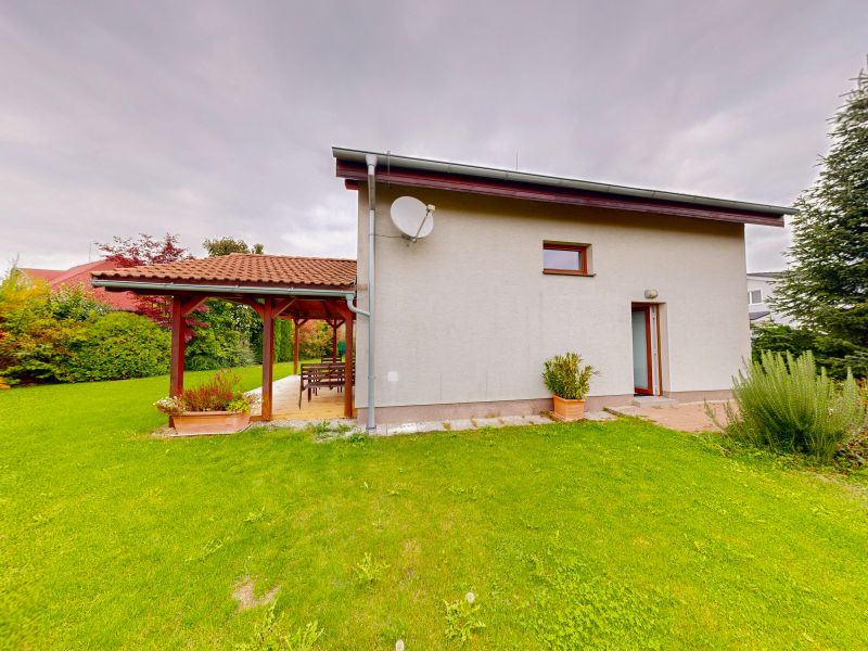 Celoročne obývateľný rekreačný dom pri Vojčianskom jazere (CHKO Dunajské Luhy) 30 min. od Bratislavy