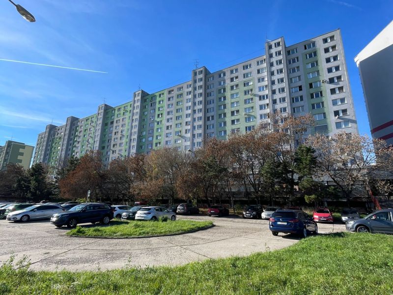 UPUSTENÉ od dražby trojizbového bytu v Bratislave na Beňadickej ulici