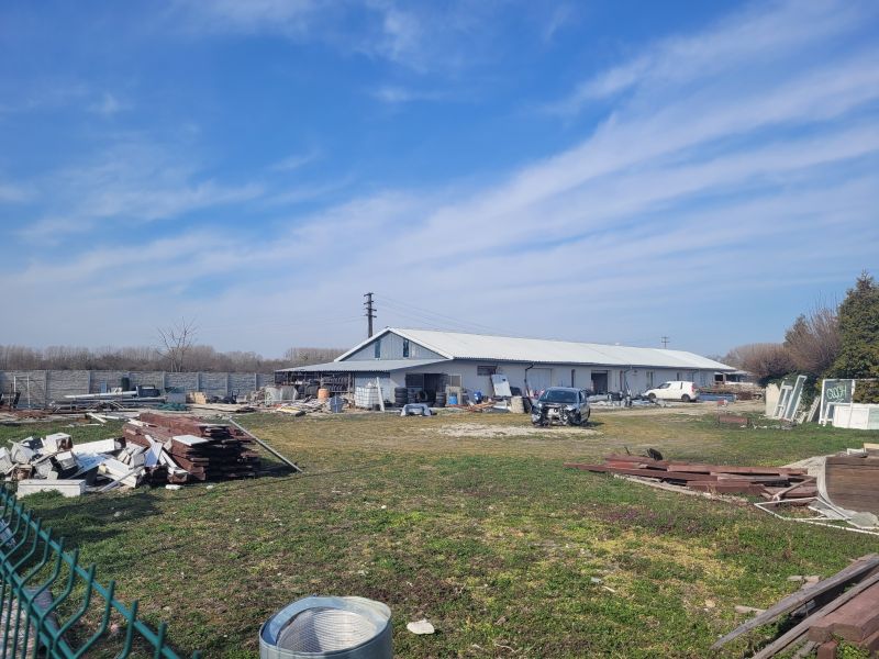 Hala s pozemkom v Kolárove na predaj 