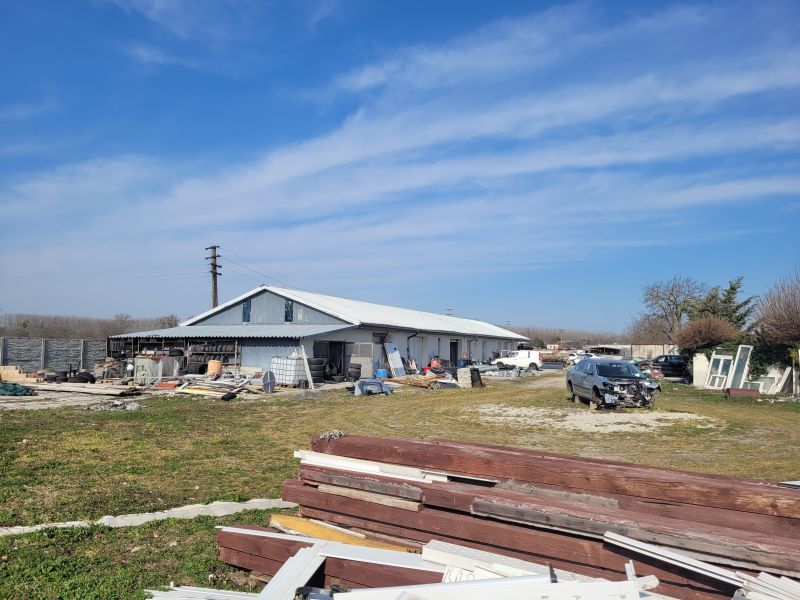 Hala s pozemkom v Kolárove na predaj 