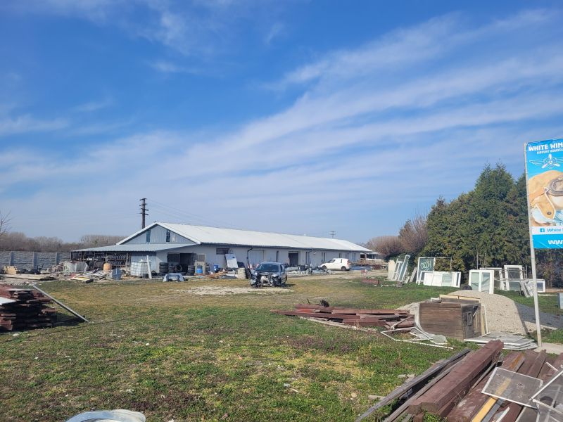 Hala s pozemkom v Kolárove na predaj 