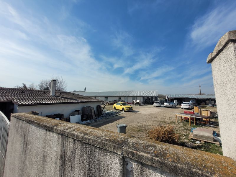 Hala s pozemkom v Kolárove na predaj 