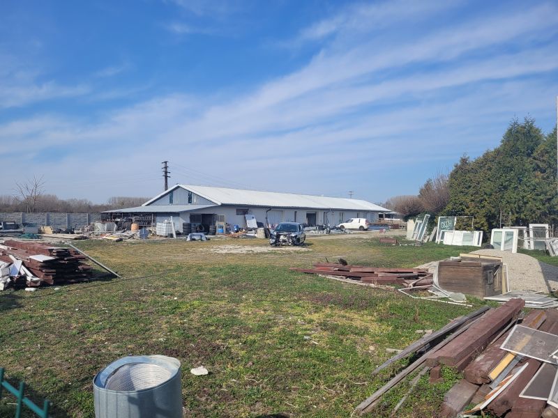 Hala s pozemkom v Kolárove na predaj 