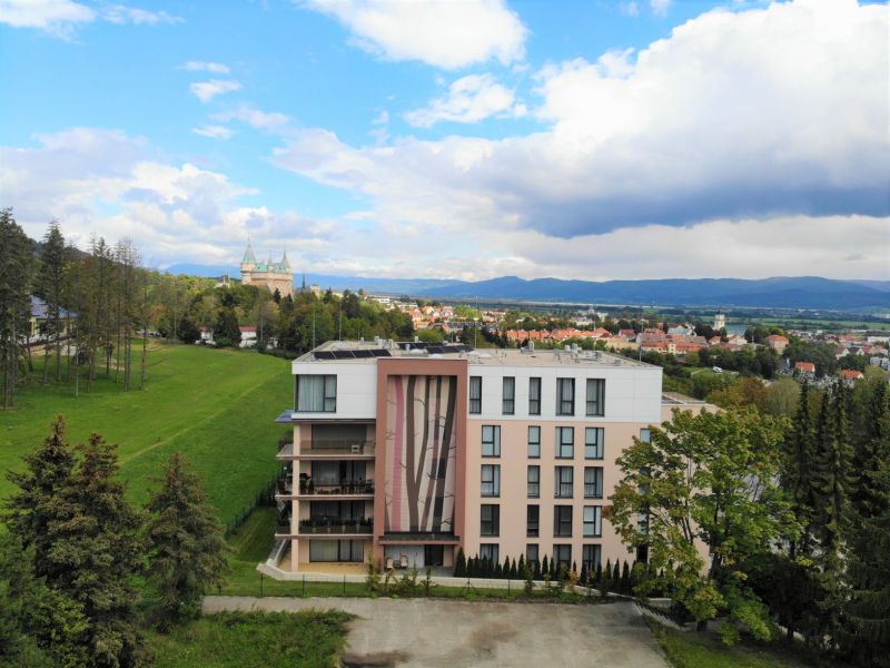 Novozrekonštruovaný apartmán v Bojniciach 4+kk s dvomi terasami, vnútorným aj vonkajším parkovaním  PANORÁMA BOJNICE