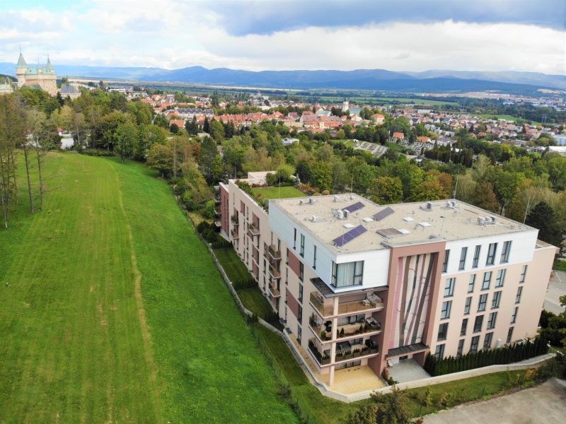 Novozrekonštruovaný apartmán v Bojniciach 4+kk s dvomi terasami, vnútorným aj vonkajším parkovaním  PANORÁMA BOJNICE