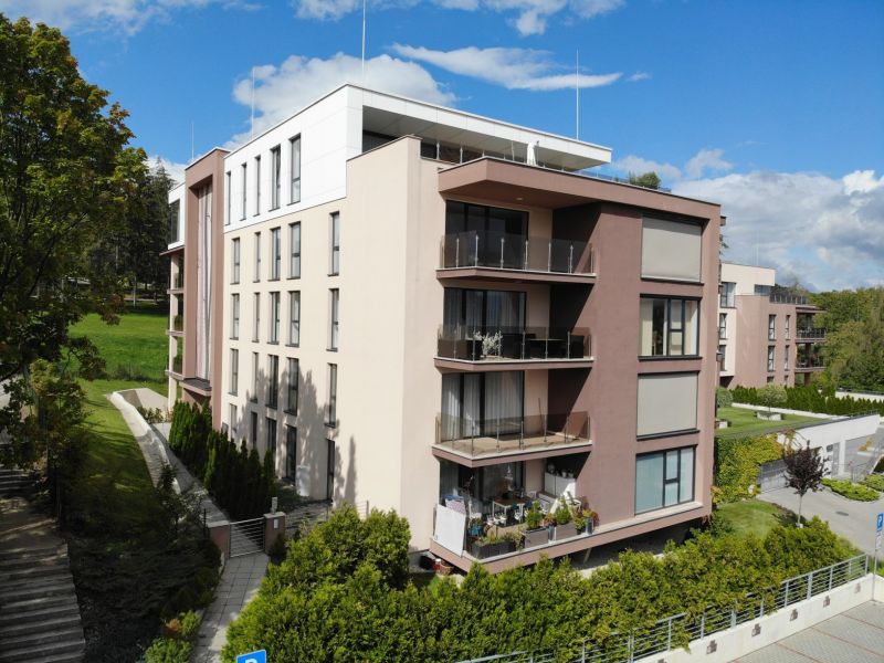 Novozrekonštruovaný apartmán v Bojniciach 4+kk s dvomi terasami, vnútorným aj vonkajším parkovaním  PANORÁMA BOJNICE
