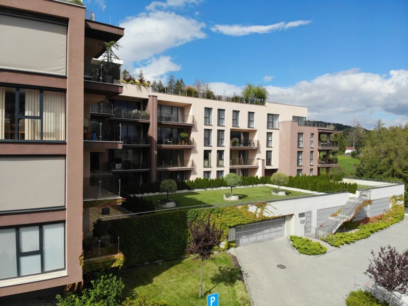 Novozrekonštruovaný apartmán v Bojniciach 4+kk s dvomi terasami, vnútorným aj vonkajším parkovaním  PANORÁMA BOJNICE