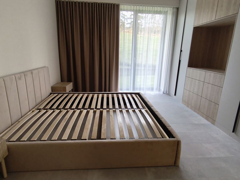 Novozrekonštruovaný apartmán v Bojniciach 4+kk s dvomi terasami, vnútorným aj vonkajším parkovaním  PANORÁMA BOJNICE