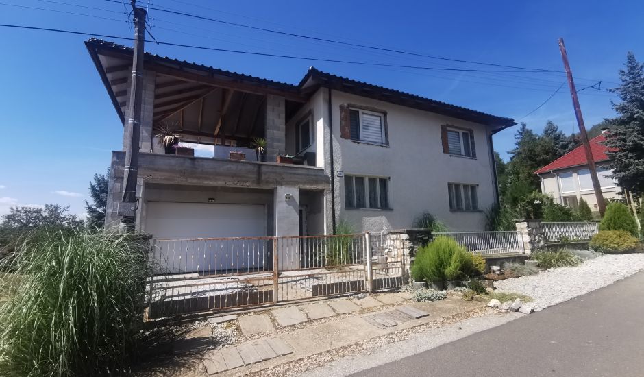 Dražba rodinného domu a pozemkov v obci Kiarov